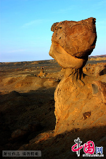 魔鬼城内惟妙惟肖的岩石造型。中国网图片库 李宗山摄