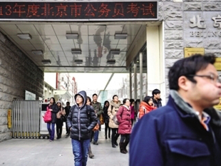 公考競爭激烈 考官望考生侃侃而談