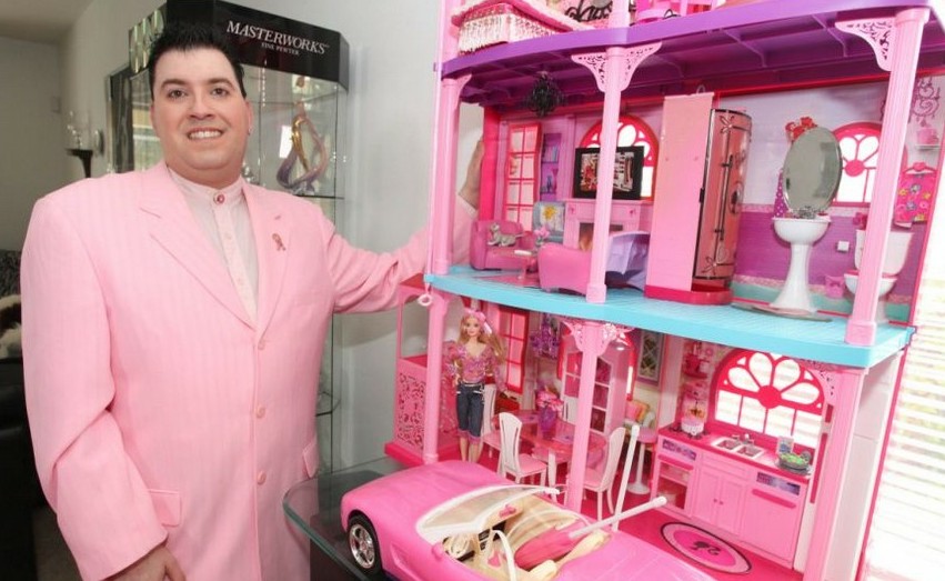狂热粉丝打造芭比娃娃梦想屋