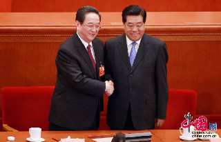 政协第十一届全国委员会主席贾庆林和俞正声亲切握手，表示祝贺。中国网记者 杨佳摄影