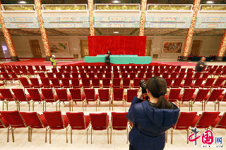 简洁布置的人民大会堂金色大厅静待全国政协十二届一次会议新闻发布会的召开。中国网记者杨佳 摄影
