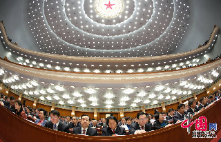 出席第十二届全国人民代表大会第一次会议的代表在听会。人民画报 徐讯摄影