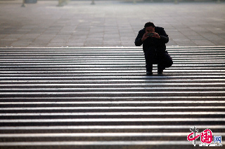 在大会堂台阶上拍照的人。中国网记者 杨佳摄影