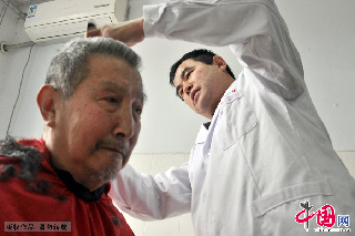 河北邯郸第二医院职工为行动不便的患者义务理发，借龙抬头之吉时，祝愿患者身体早日康复。中国网图片库 胡清华摄