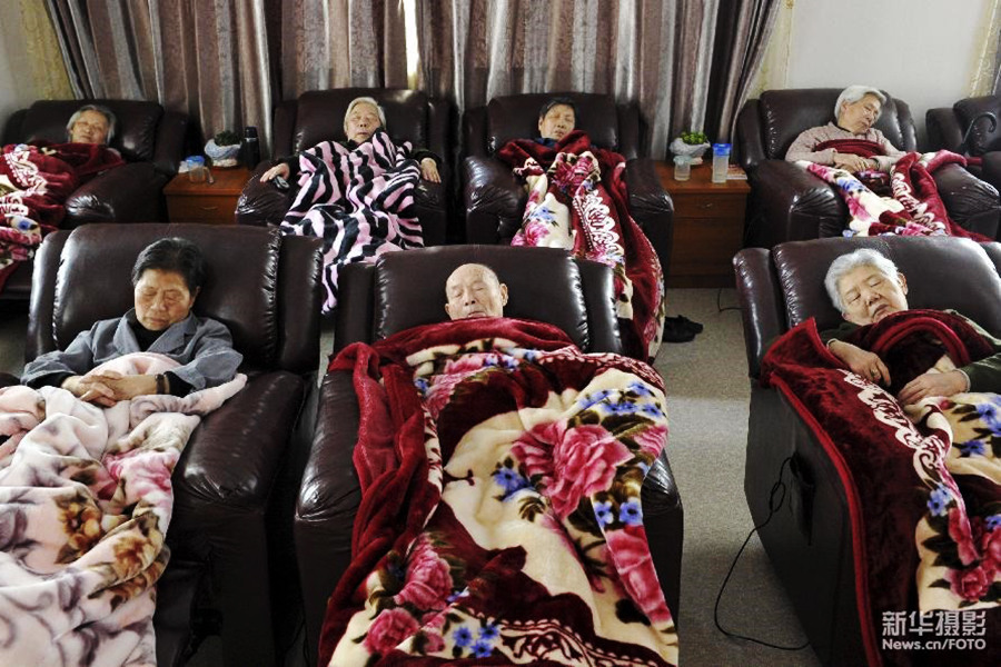 日托老人在上海浦东新区潍坊二村老年人日间服务中心睡午觉（2012年4月10日 新华社发 钮一新 摄）。