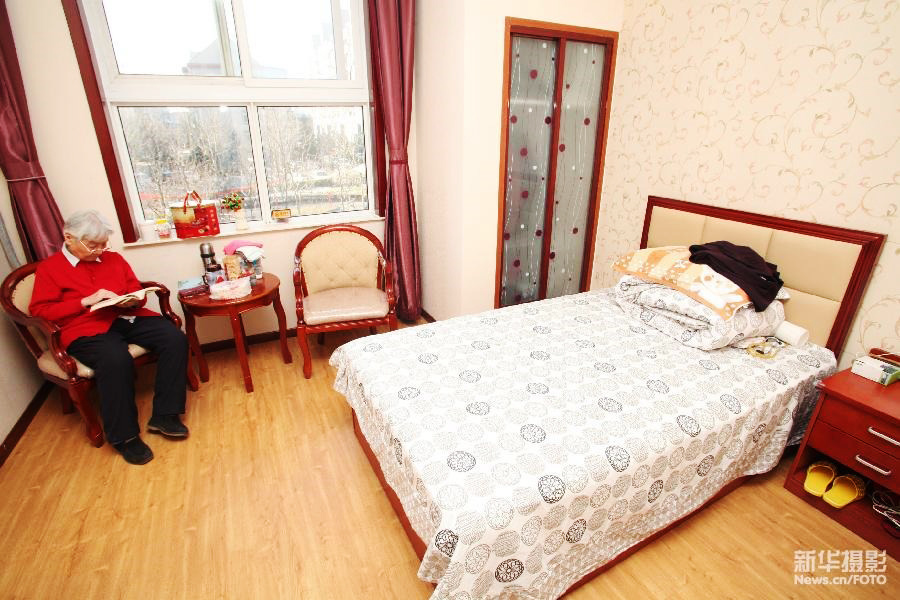 在天津市首家星级酒店式民政托老所，一位老人在房间内看书午休（2012年12月18日摄 新华社发）。