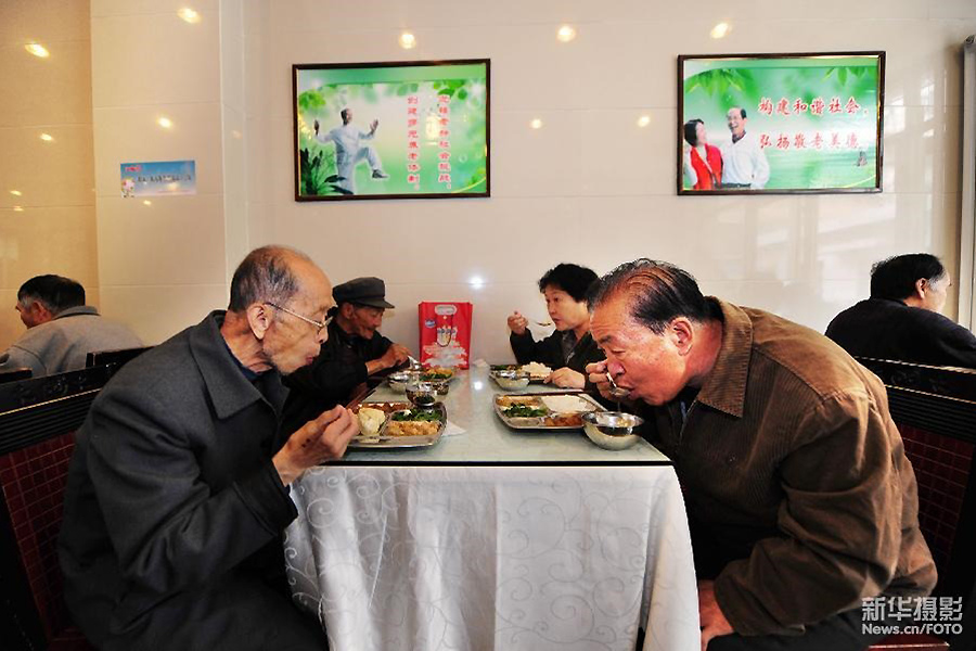 老人们在甘肃省兰州市城关区“虚拟养老餐厅”鸿瑞源店内用午餐。新华社发 （2012年10月11日 初阳 摄）。 