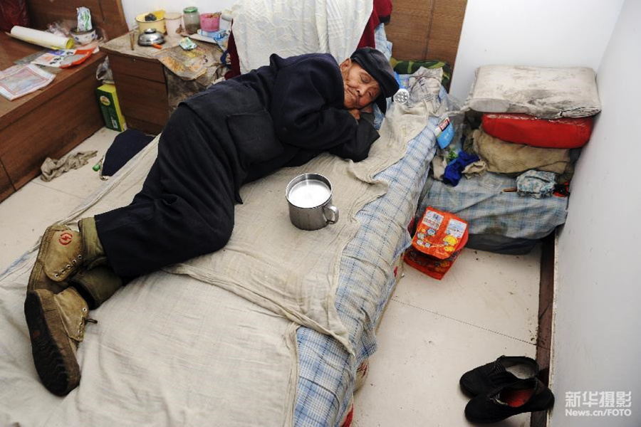 山西省太原市一農村養老院內，一名老人躺著休息，身邊放著飯盒（2012年10月21日攝 新華社發）。