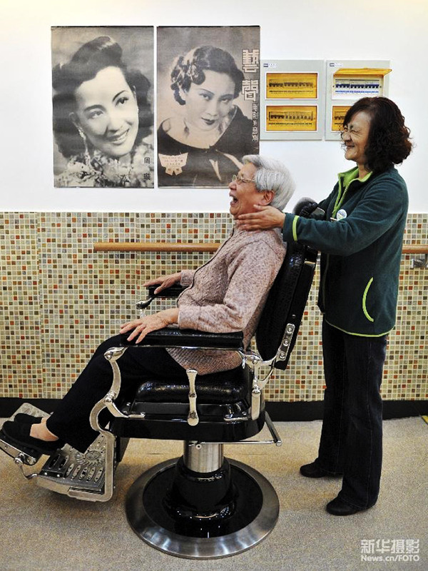 一名老人（左）在上海浦东新区潍坊二村老年人日间服务中心接受按摩护理（2012年4月10日 新华社发 钮一新 摄）。