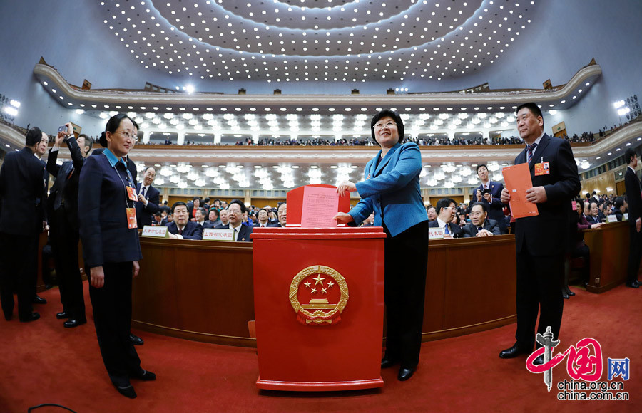 代表大会第一次会议在人民大会堂举行第四次全体会议,图为代表投票