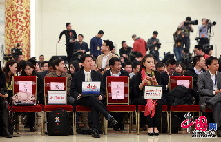 中国网记者做好提问准备。中国网记者 杨佳摄影