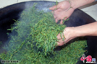 浙江慶元的農家茶需要經過二次“殺青”。中國網圖片庫 吳春平攝