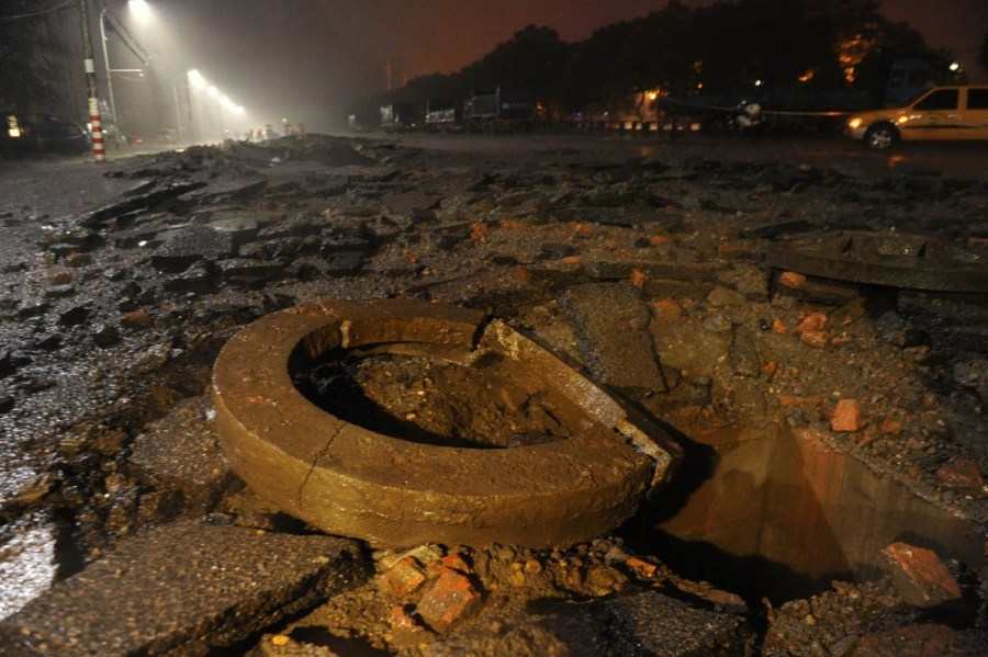 江西南昌地下管道爆炸致百米道路坍塌