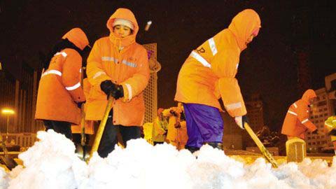 漫天飞雪迎春分 环卫工人清扫忙