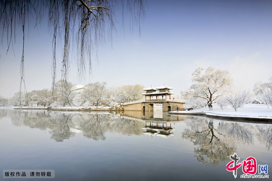 2013年春分，凌晨的一场大雪，让北京银装素裹。清晨的龙潭湖公园，更是景色怡人，一片梦幻景像。中国网图片库 林劲松摄