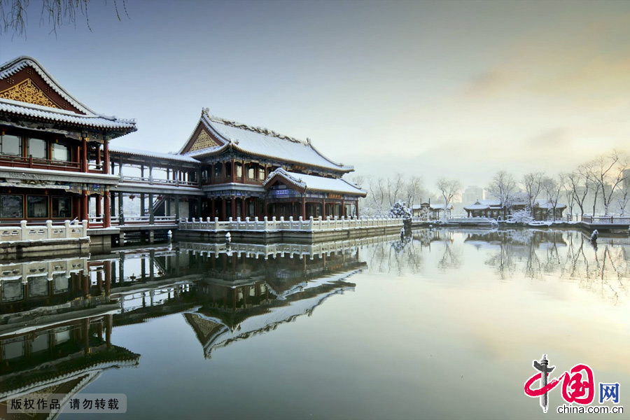 2013年春分，凌晨的一场大雪，让北京银装素裹。清晨的龙潭湖公园，更是景色怡人，一片梦幻景像。中国网图片库 林劲松摄