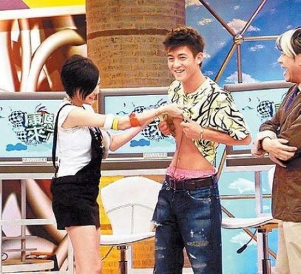 小s林志玲调戏<em>男星</em>+左右开弓手掏裤裆(组图