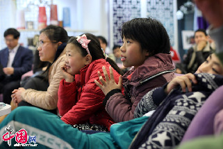 本次展览共展出居住生活在北京昌平区北七家镇东沙各庄村的打工子弟“流动儿童”拍摄的摄影作品200多幅。中国网 董德/摄
