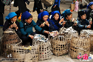路边等待交易的妇女。　中国网图片库/郑跃芳 摄