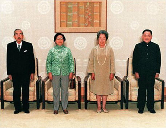 1978年10月23日，邓小平和夫人卓琳在日本皇宫会见日本天皇裕仁和皇后良子。