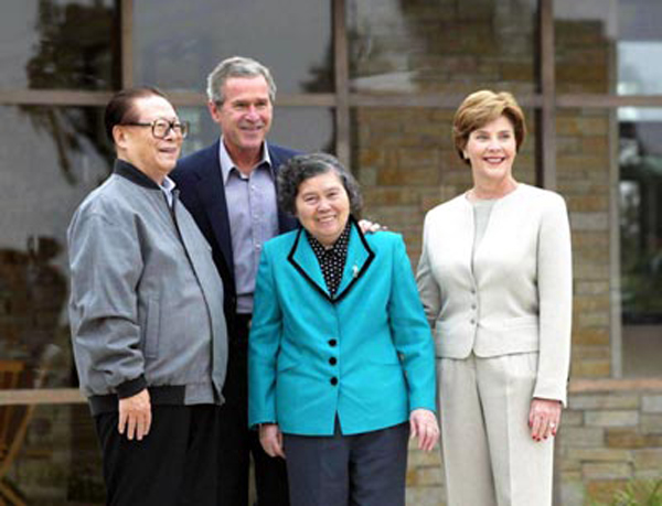 2002年10月25日，江泽民在美国得克萨斯州、美国总统布什的私人牧场与他进行会晤。江泽民主席和夫人王冶坪在门口受到布什总统和夫人劳拉的热烈欢迎。