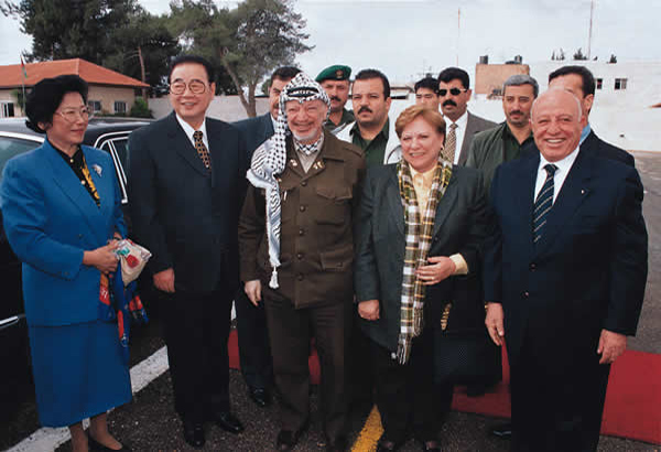 1999年11月27日，李鹏与夫人朱琳访问巴勒斯坦，受到阿拉法特总统的热烈欢迎。