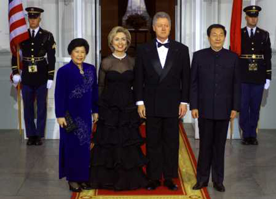 1999年4月8日，朱鎔基總理及其夫人勞安，與美國總統克林頓攜夫人希拉裏合影。