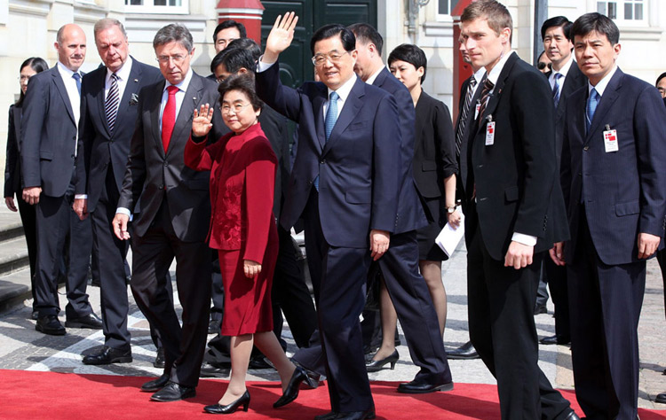 2012年6月15日，国家主席胡锦涛和夫人刘永清来到位于哥本哈根市区东部的阿美琳堡宫，与玛格丽特二世女王夫妇举行会见。图为胡锦涛向在场记者和民众挥手示意。