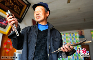 在“免費茶水站”許光和修理車輛的這個扳手一直“服役”了15年。中國網圖片庫/黃政偉 攝 