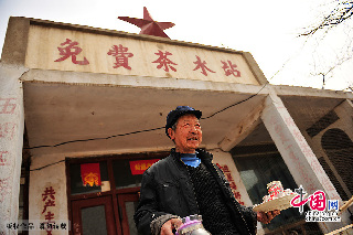 在“免费茶水站”许光和对路过需要帮助的人总是满心欢迎。中国网图片库/黄政伟 摄