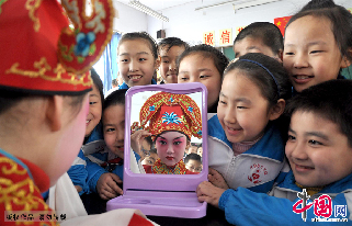 3月26日，河北省邯郸市丛台小学的一名爱好戏剧的学生正在化妆。　中国网图片库/郝群英 摄