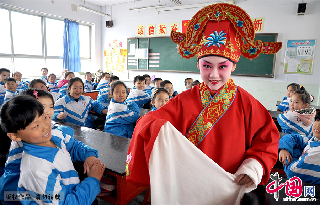 河北省邯郸市丛台小学的一名六年级爱好戏剧的学生在班里表演越剧《梁祝》。　中国网图片库/郝群英 摄