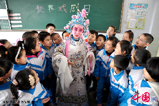 3月26日，河北省邯郸市丛台小学的一名六年级爱好戏剧的学生在班里表演豫剧《黄鹤楼》。　中国网图片库/郝群英 摄