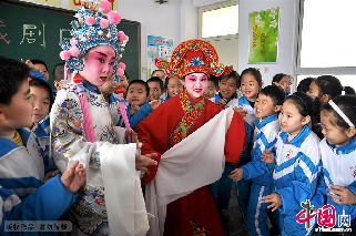 3月26日，河北省邯郸市丛台小学的六年级爱好戏剧的学生在班里为同学们表演戏曲。　中国网图片库/郝群英 摄