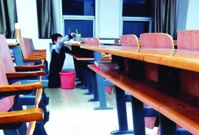 大学教室的5岁“清洁工” 大学教室的5岁“清洁工”