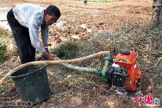 2013年3月28日，四川眉山市仁寿县朱嘉乡踏水村村民熊建军在抽水抗旱。中国网图片库 姚永亮摄