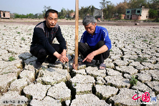四川省政府防汛抗旱指挥部从3月27日14时起，启动全省防汛抗旱Ⅲ级应急响应。去冬以来，四川平均降水量偏少52%，为历史同期第一少位。中国网图片库 姚永亮摄