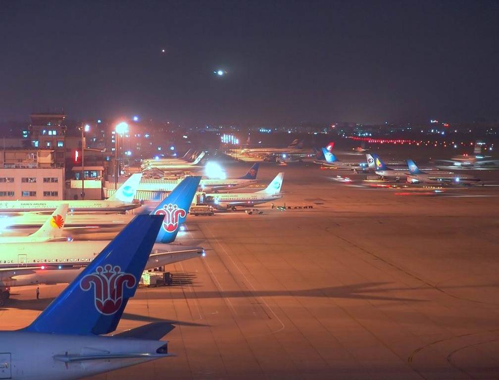 "昨日凌晨,白云机场广州至三亚的cz6730航班因受强对流天气影响出现较