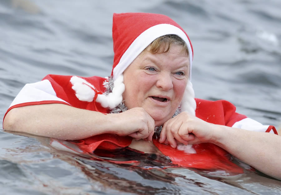 德国游泳者挑战寒冷 露天冬泳