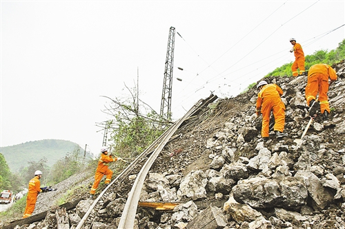 川黔铁路因塌方中断 途径7趟列车迂回或停运