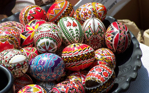 德国小镇举行"扔彩蛋"比赛庆祝复活节