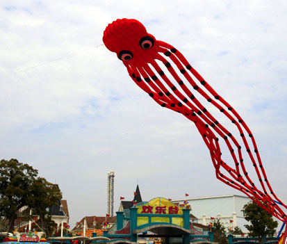 32米长章鱼风筝现上海踏青节