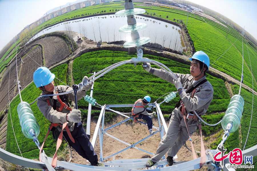 2013年4月2日，國家電網安徽滁州市供電公司員工在黃泥崗鎮新塘村對農村電網進行改造升級。中國網圖片庫 宋衛星攝