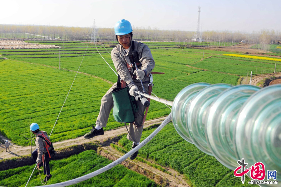 2013年4月2日，国家电网安徽滁州市供电公司员工在黄泥岗镇新塘村对农村电网进行改造升级。中国网图片库 宋卫星摄