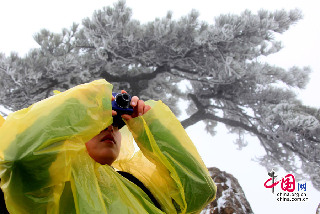4月6日凌晨，安徽黄山风景区受强冷空气影响，迎来史上罕见的今年“清明节”后的一场降雪。摄影：施广德/中国网图片库