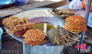 玉几岛上的特色小吃,产自洱海的小鱼小虾。中国网图片库 李刚摄影