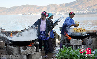 白族妇女在河边生火做饭。中国网图片库 李刚摄影