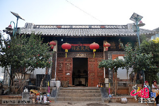赵氏宗祠，门前的小广场上经常有民俗表演。中国网图片库 李刚摄影
