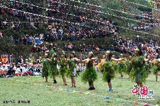 2013年3月14日，云南弥勒县，红万村祭火节，姑娘们载歌载舞庆祝自己的节日。中国网图片库 何东平摄