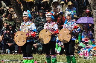 2013年3月14日，雲南彌勒縣，紅萬村祭火節，姑娘們彈起自製的四弦琴載歌載舞慶祝自己的節日。中國網圖片庫 何東平攝